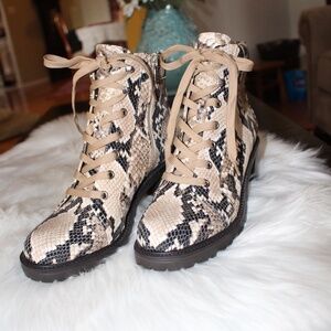 Vince Camuto , Gaviana Leather lace-up Side zip Ankle Boots. NWOT
